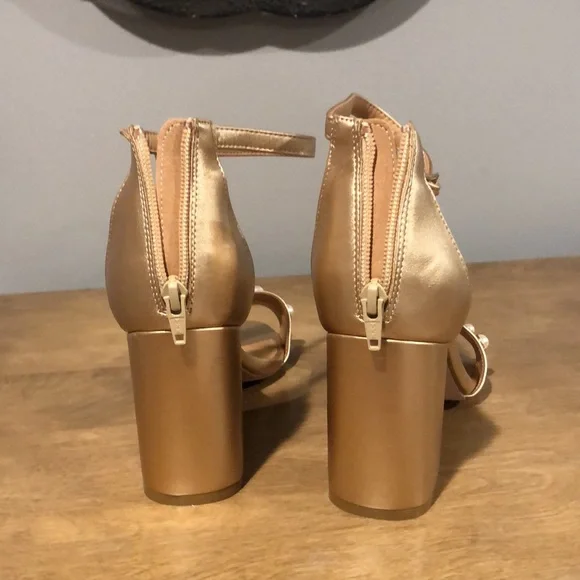 Comfortview gold heels with pearls - Picture 3 of 4